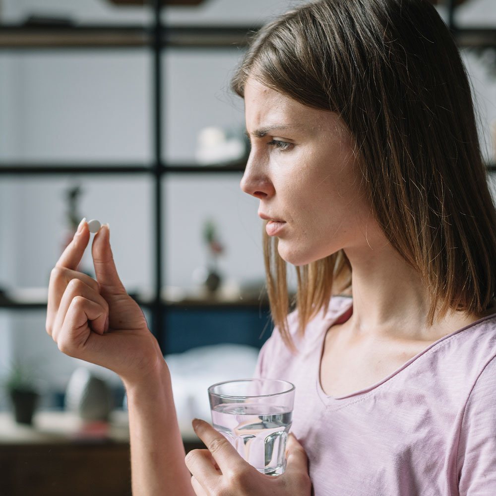 uma mulher grávida em dúvida se deve tomar paracetamol