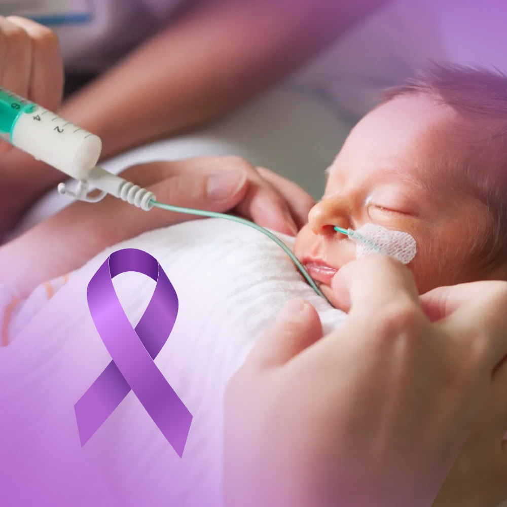 Na imagem, um bebê prematuro recebendo cuidados. O símbolo da campanha do Novembro Roxo também está presente.