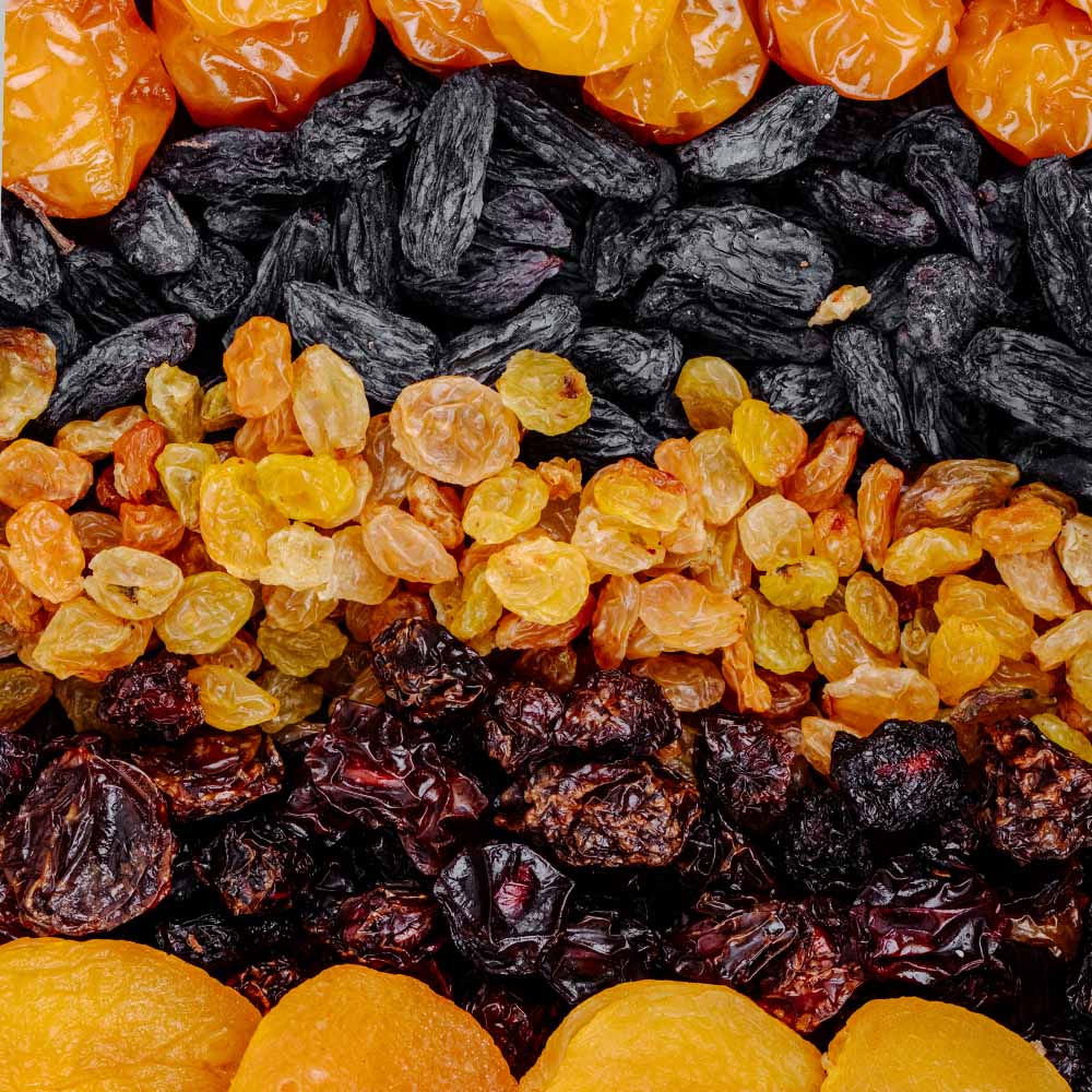 Na imagem, uma variedade de frutas natalinas: damasco, uva-passa e tâmara