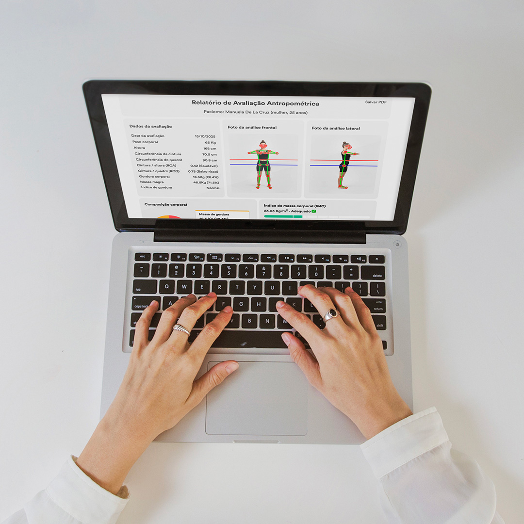 Na imagem, um nutricioista faz avaliação corporal com Body3D do WebDiet
