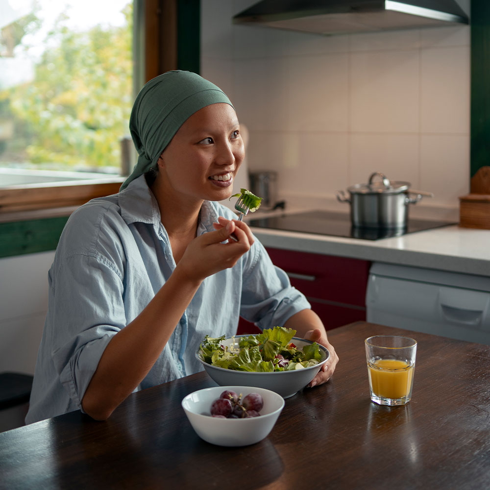 Na imagem, uma apciente em tratamento contra o câncer, se alimentando com facilidade