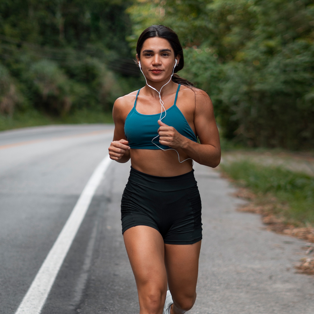Na imagem, uma atleta praticando corrida
