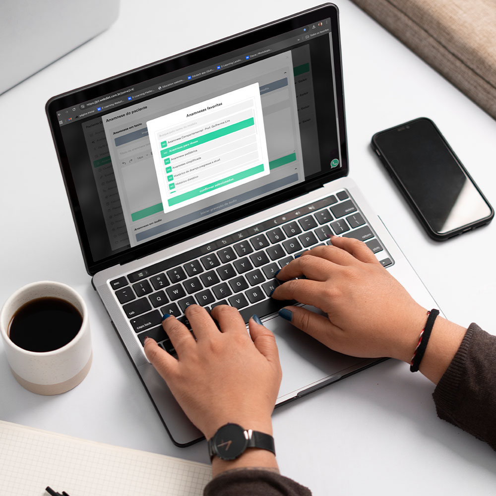 nutricionista utilizando o sistema para nutricionistas webdiet
