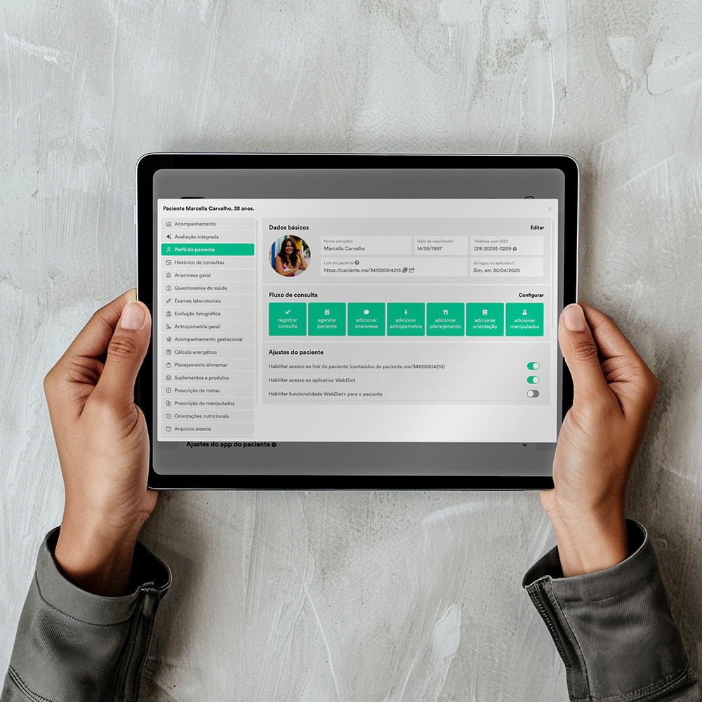 nutricionista segurando um tablet com principais funcionalidades do webdiet