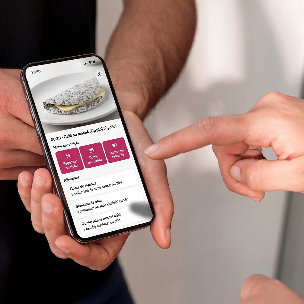Na foto, a tela de um celular com o aplicativo do WebDiet para pacientes.