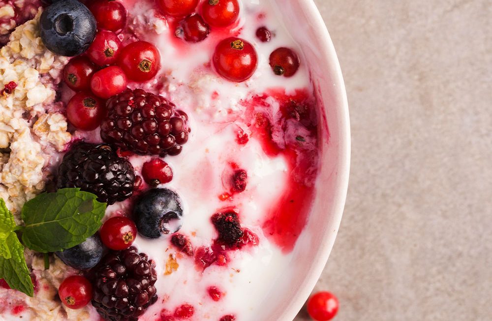Iogurte com frutas vermelhas: benefícios para a saúde e dieta