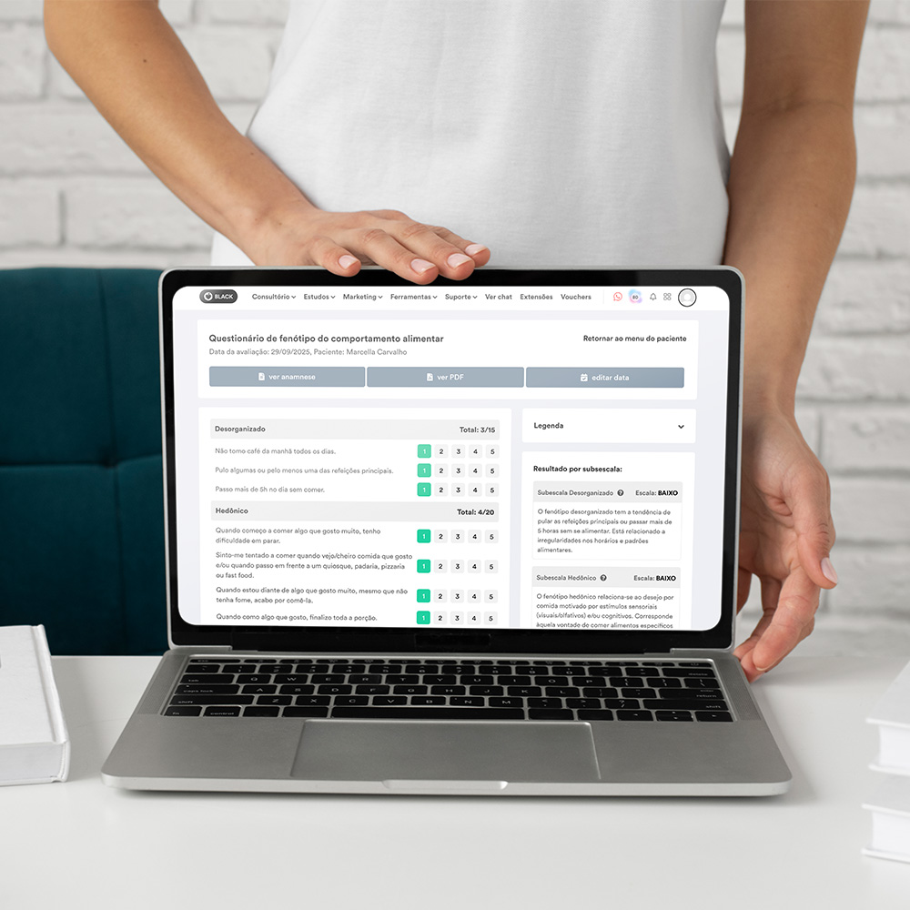 Na foto, um computador aberto na mesa com a tela de prescrição alimentar do WebDiet.