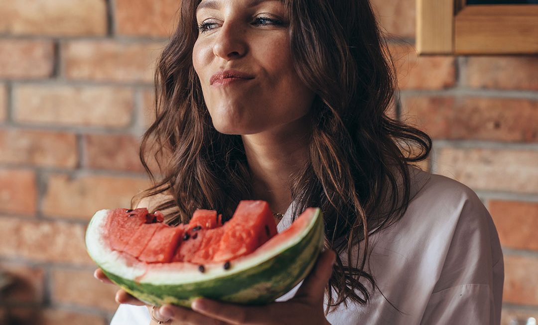 Alimentos ricos em triptofano: como a alimentação natural ajuda a produzir o “hormônio da felicidade”