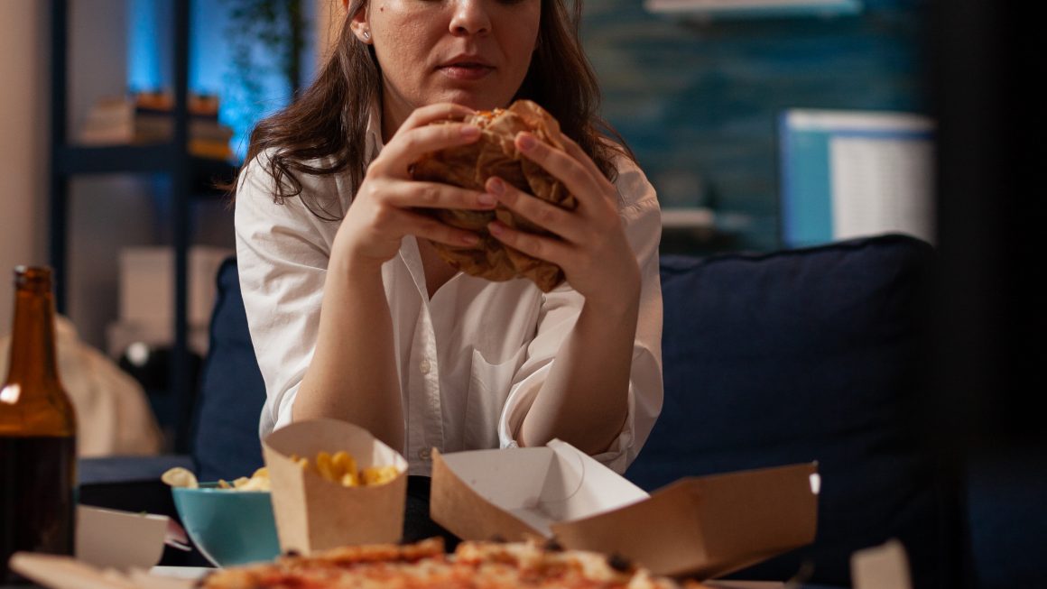 Compulsão alimentar e emoções: como diferenciar fome física de fome emocional